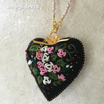 バックチャーム🌹薔薇刺繍のぷっくりハート型