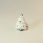 「小さなクリスマスツリー」のオブジェ　パールホワイト　【タックピン】