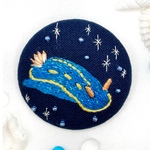 夜の海をゆらめくアオウミウシ　海の生き物　刺繍ブローチ　くるみボタン