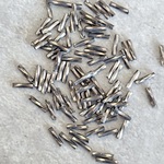 在庫処分〔700個〕メタリック シルバー グレー ガラス ツイスト ビューグルビーズ 竹ビーズ 