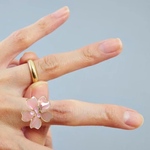 【ベビーピンク】可憐な夢を閉じ込めた桜＊透明感ピンクのマニュキュアフラワー｜大人可愛いアクセサリーリング ～金属アレルギー対応サージカルステンレス～