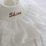 White color baby bib 〜Embroidery〜お名入れ  出産祝い 刺繍文字 刺繍  ギフト ぽこぽこダブルガーゼ   男の子 お宮参り おめかしスタイ 双子 クリスマス つけ襟