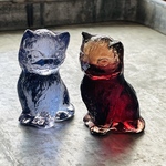  【 Boyd Glass 】Miss Cotton the Kitten ガラス製ネコのフィギュリン（置き物）Cranberry & Purple Valor｜ヴィンテージ・アンティーク