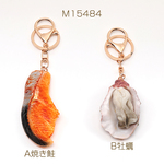 M15484-A  2個  食品サンプルキーホルダー 焼き鮭 牡蠣 焼き魚 生ガキ 海鮮 食べ物 ミニチュア 全2種  2×（1ヶ）