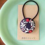 刺繍ヘアゴム「クリスマスリース ネイビー」くるみボタン