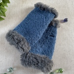 手編み🧶ファー付きブルーのハンドウォーマー
