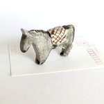 午（うま）の置物　-チェックの鞍-