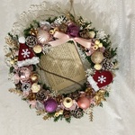 大きめ　ピンク系クリスマスリース（英字新聞を添えて）