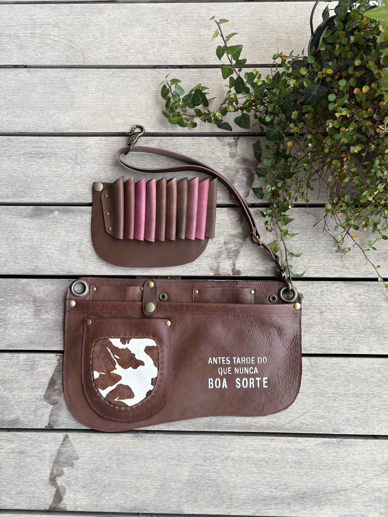 ヌメ革ブラック、ローズ型押しの蓋付き大容量シザーケース ヌメ革ブラック、ローズ型押しの蓋付き大容量シザーケース 牛革