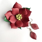 ラムレザー ポインセチアのブローチとピアスセット コサージュ イタリアンレザー クリスマス ツリー リース ベツレヘム オーナメント 襟ブローチ 花びら フラワー赤 チョーカー 着物 帯留 梅 椿 赤