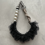 【パールビーズ&レース付】パラコードスマホハンドストラップ（ブラック×デザートサンドベージュ）