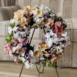コーラルと純白のビオラの寄せ植えリース　　☆*:.｡.  幸せのwreath  「 fiancée 」  .｡.:*☆   