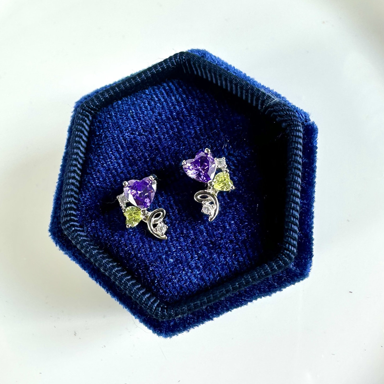 ハートがキラキラ！アメジストとペリドットのおしゃれピアス