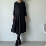 愛らしさと気品が印象に残る。柔らか曲線の丸襟とくるみボタン。上質リネンのセットアップ。フォーマル 黒　ジャケット