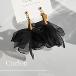 《軽やかに揺れる✧》ブラックシフォン×ゴールドフープピアス／イヤリング＊大ぶり・上品・華やか　派手　人気　軽い　デート　お出かけ　布　黒　チタン　樹脂ピアス　変更OK　