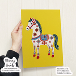 《幸せを運ぶ馬》☘️A4 ポスター 2026 午年 ダーラナホース 北欧 黄色 イラスト アート
