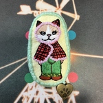 猫刺繍ブローチ　赤ずきんちゃん