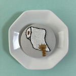 トイレットペーパーをひっかくネコの刺繍ブローチ　38mmくるみボタン