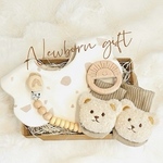 ♡NEW♡ くまさん靴下の4点セット♪ 出産祝い　ギフト　おしゃれ　スタイ　おしゃぶりホルダー　歯固め　靴下　名入れ　男の子　女の子