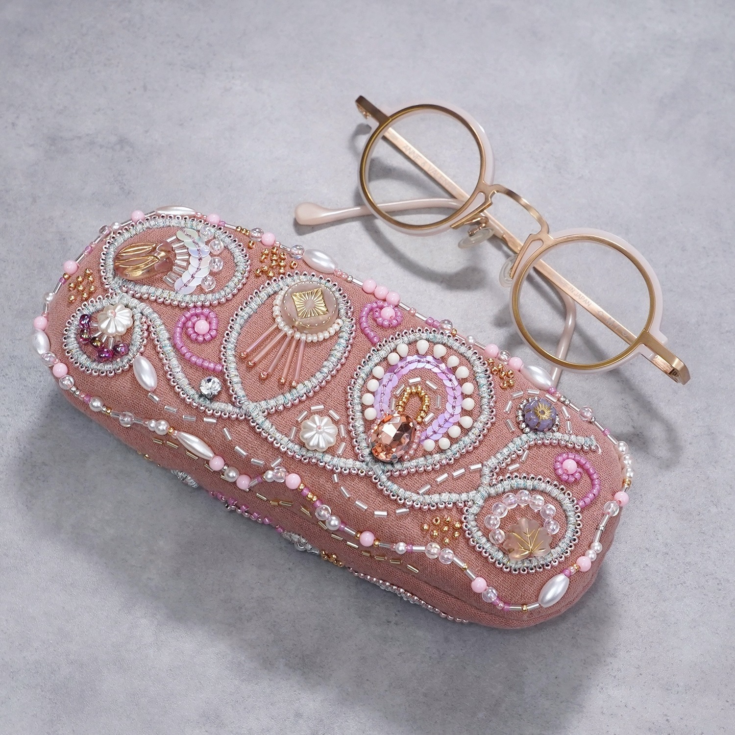 ビーズ刺繍の眼鏡ケース　ハードケース　両面刺繍　ピンク