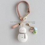 ①粘土の雪だるまマカロン+３連マカロンの革ひもバッグチャーム
