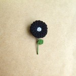お花のブローチ　ブラック　手編み　刺繍　