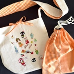 オフホワイトのリネンのリバーシブルショルダーバック　巾着袋付き　昭和レトロなグッズの手刺繍　大きめショルダーバック　白　オレンジ色　ギンガムチェック　昭和レトロ　抱っこちゃん　ロボット　文化人形