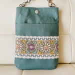 名入れができる刺繍が美しいサコッシュ､スマホポシェット､スマホショルダー､スマホポーチ、くすみカラー､シックで上品なミニバック　旅行にも最適　ギフトもできます インド刺繍リボン