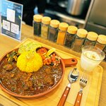 極CURRY 極・スパイスポークカレー 180g × 2袋 大きいお肉にほど良い辛さ、奥深い旨み 国産豚肉使用 / レトルトカレー スパイスカレー 