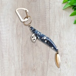 青デニム風×墨模様　餌木キーホルダー　シルバーのカラビナ