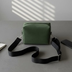 「とにかく軽くて上品見え」／BOXショルダー／グリーン・スエード／見た目以上に大容量/長財布・ペットボトル入ります