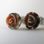【再販】薔薇型ブラックシェルのスタッドピアス（8mm・サージカルステンレス）