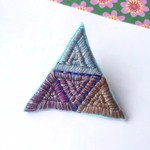 シックな三角刺繍のブローチ