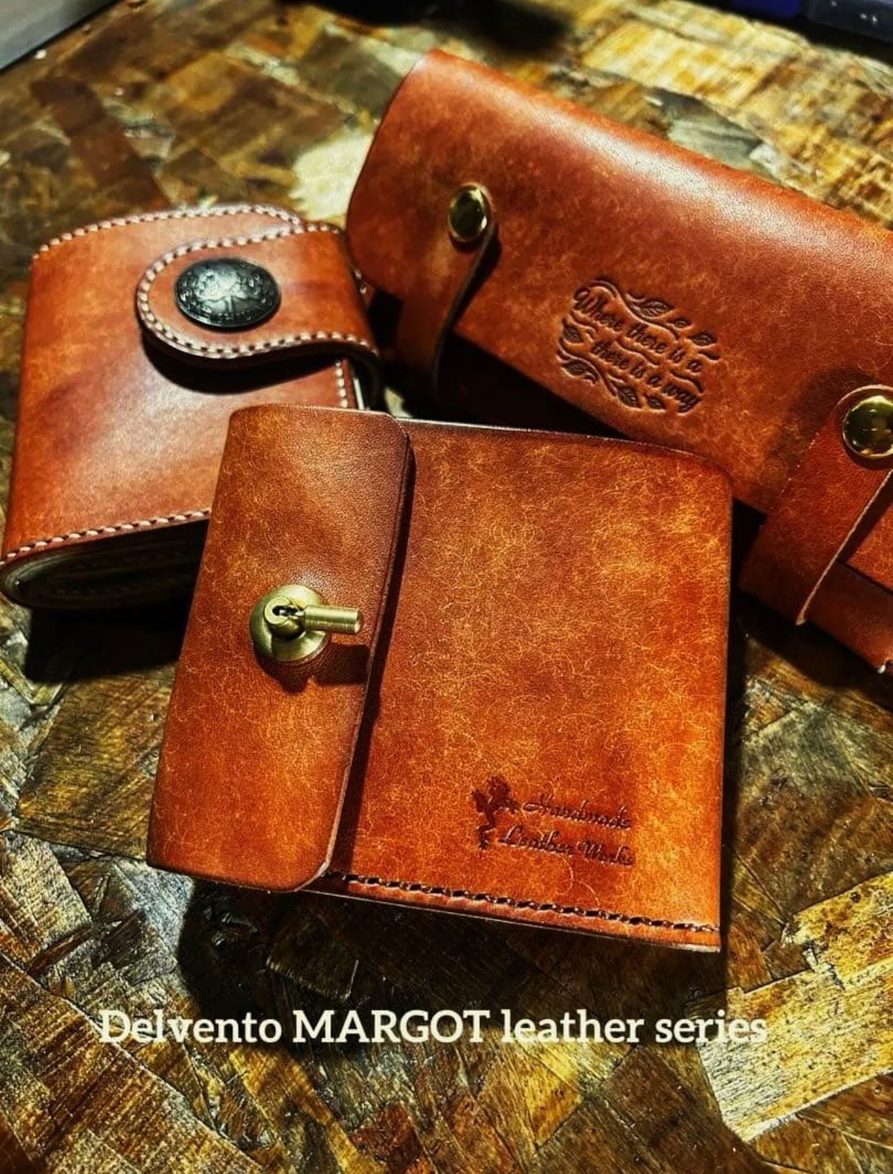 新品　本革　イタリア製マルゴーレザーウォレット　総手縫い　真鍮起こし金具 新品 本革イタリア製マルゴーレザーウォレット 総手縫い 真鍮起こし