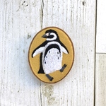マゼランペンギンの手刺繍ブローチ