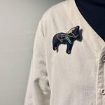 一点もの ウマ年にぴったり！ビーズと手刺繍で丁寧に仕上げたダーラナホースブローチ　ダークグレー🩶