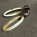 縦長オーバル　シンプルピアス　水牛　バッファローホーン　ステンレスポスト　天然素材