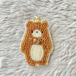 お洒落をしたクマのビーズ刺繍ブローチ