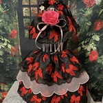 蝶々のような赤リボンドレス