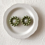 ビーズとチェコビーズのフラワー大ぶりイヤリング(カーキグリーン）