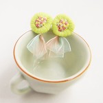 お花刺繍のピアス　キミドリ