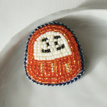 だるま ブローチ｜ビーズ刺繍 開運 お守り 縁起物 ハンドメイドアクセサリー