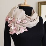 【再販】レースの花付き パシュミナストール「桜／2辺」サンドベージュ