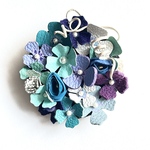 お花畑のようなブーケブローチ コサージュ 大きめ 小花 バラ 発表会 クリスマス パーティー リース オーナメント スワッグ つけ襟 チョーカー ネックレス フラワー 革花 革紐 リボン ビーズ刺繍 