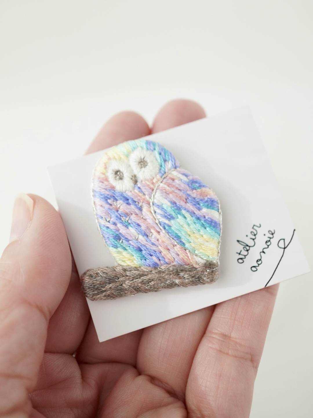 幸運の前ぶれ　彩雲のフクロウの刺繍ブローチ