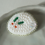 雪うさぎのビーズ刺繍ブローチ｜冬アクセサリー｜パール×ミニサイズ
