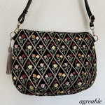 《再販》🥀インド刺繍バッグ　インド刺繍ショルダーバッグ　バッグ　ショルダーバッグ　インド刺繍　ギフト　タッセル付き　ダーツ(マチ付き)