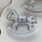 木馬　ビーズ刺繍　キーホルダー　ブローチ　馬　馬モチーフ　大人かわいい　キーチャーム