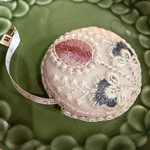 インド刺繍🇮🇳 マカロン型メジャー🌸