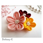 お食い初めやひな祭りに◆小花が可愛い和モダン髪飾り(下がり無し)◆桜×えんじ×山吹色の自分でもママでも簡単につけられるつまみ細工_BETHANY-K　ベサニK製作所